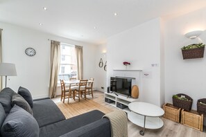 City Apartment | Living room | Flat-screen TV, Netflix