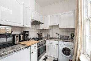 都會公寓 | 私人廚房 | 大型雪櫃/冰箱、微波爐、焗爐、爐具