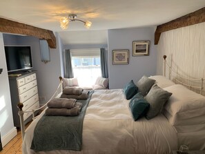 Superior Double Room, Ensuite | 1 bedroom, iron/ironing board, free WiFi - Evangelisa (Lampeter)