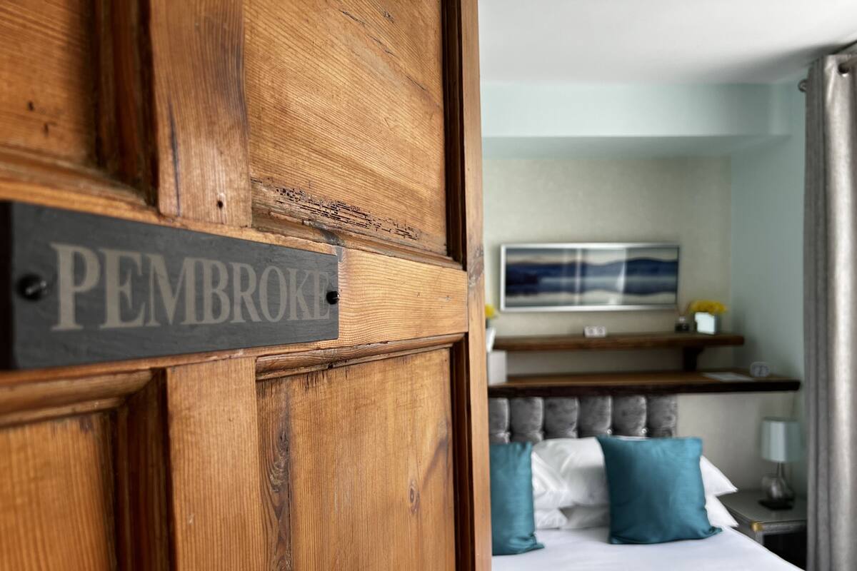 Une porte en bois sur laquelle est affiché un panneau indiquant « Pembrooke ».