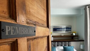 Una puerta de madera con un letrero que dice "Pembrooke".