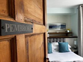 Quarto casal luxo, suíte | 1 quarto, ferros/tábuas de passar roupa, Wi-Fi de cortesia