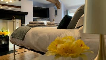 Superior Double Room, Ensuite | 1 bedroom, iron/ironing board, free WiFi