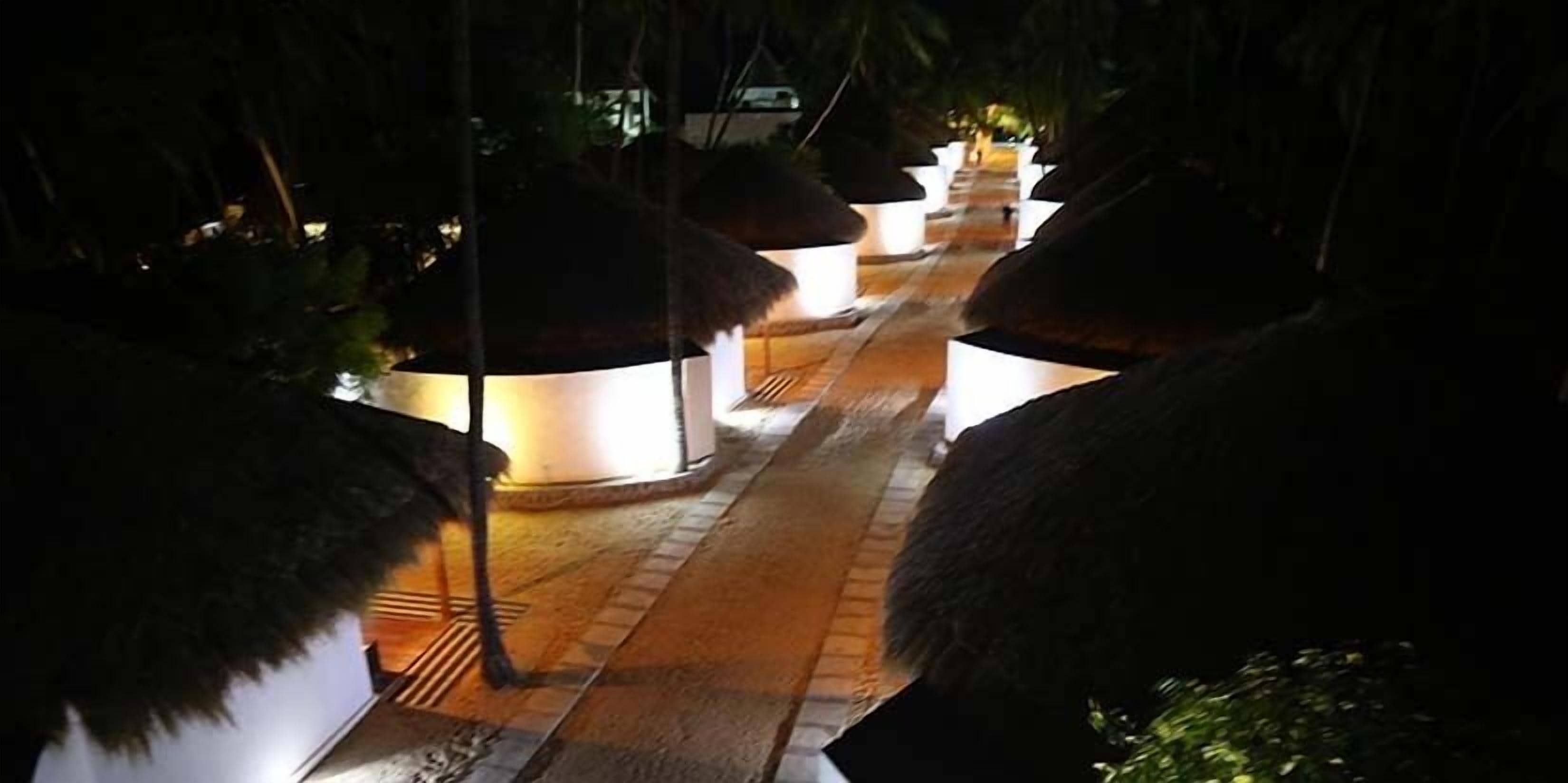 Bagian depan properti - sore/malam