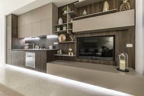 Deluxe-Apartment, 2 Schlafzimmer | Wohnbereich | 40-Zoll-Fernseher mit Digitalempfang