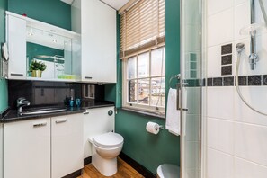 Apartment | Bathroom | Combined shower/bathtub, towels - Soho Residences by Allô Housing (London)