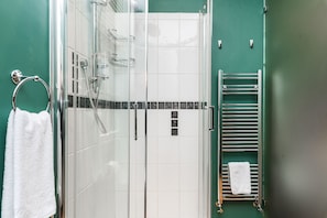 Bathroom shower - Soho Residences by Allô Housing (London)