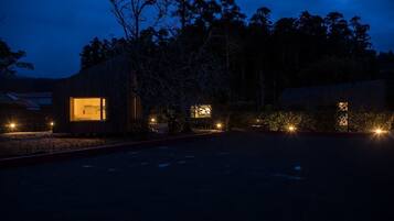 Overnatningsstedets facade – aften/nat