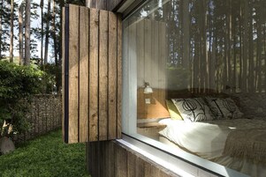 Escritorio, cortinas blackout y sistema de insonorización 