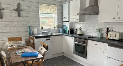 Seashells. The Beach House central apartment with parking