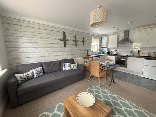 Seashells a charming ground‑floor 1‑bedroom apartment, own entrance, parking