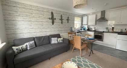 Seashells a charming ground‑floor 1‑bedroom apartment, own entrance, parking
