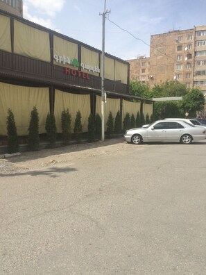 Mặt tiền nơi lưu trú