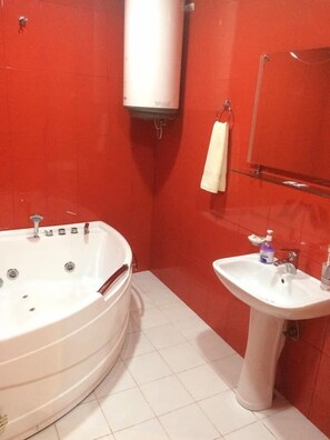 Phòng đôi, bồn tắm thủy lực | Phòng tắm | Buồng tắm vòi sen, máy sấy tóc, dép đi trong nhà, khăn tắm 