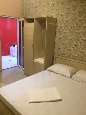 Phòng đôi, bồn tắm thủy lực | Bàn, khu vực làm việc phù hợp cho laptop, màn/rèm cản sáng 