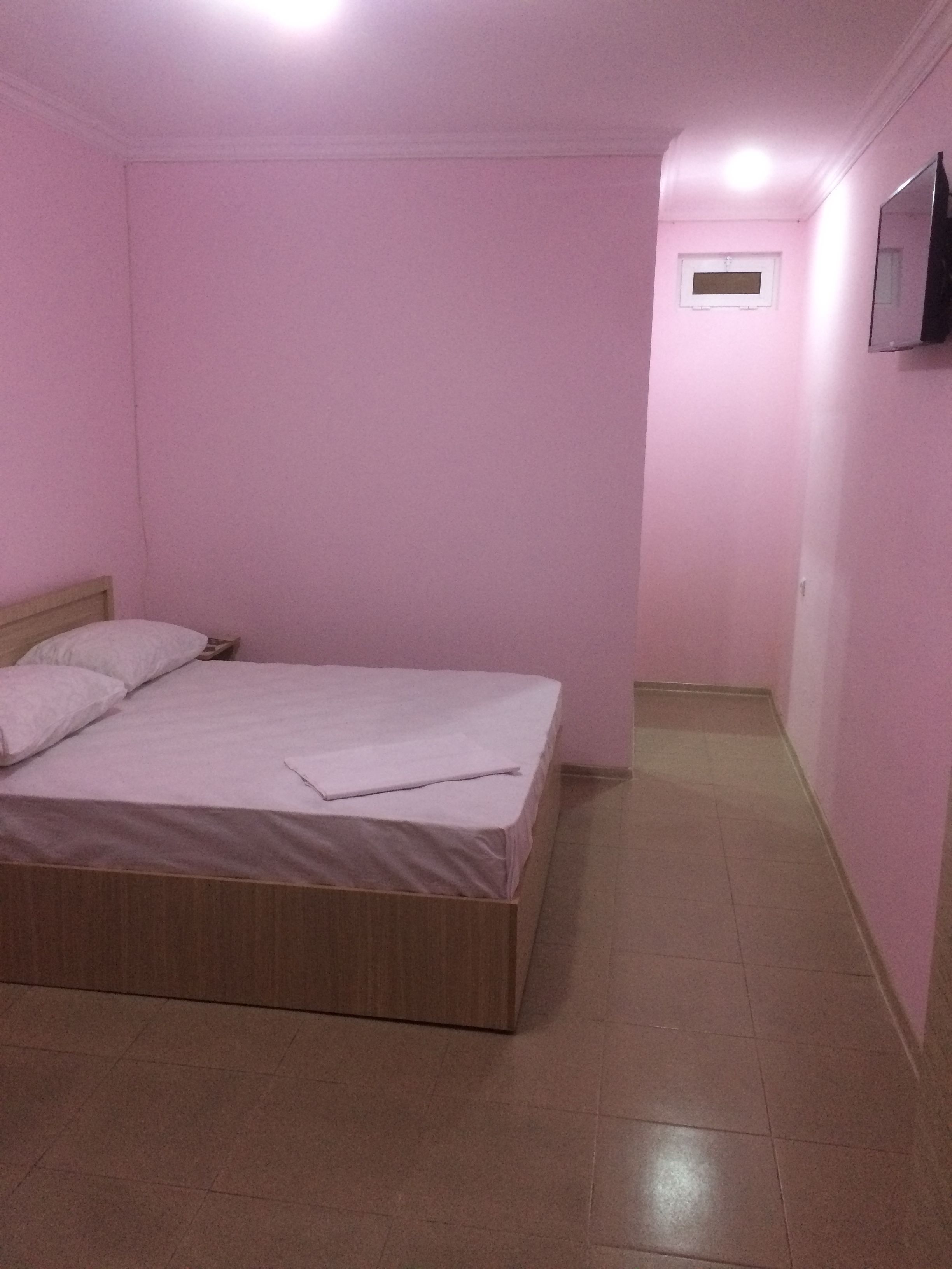 Bàn, khu vực làm việc phù hợp cho laptop, màn/rèm cản sáng 