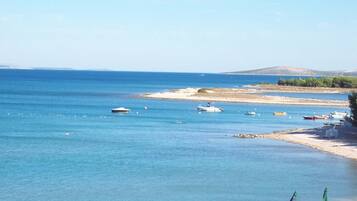En la playa, sillas reclinables de playa