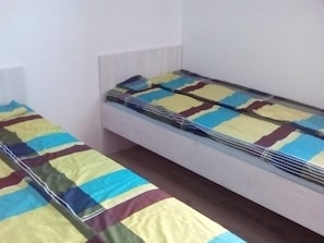 2 habitaciones, tabla de planchar con plancha, wifi y ropa de cama