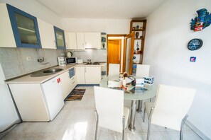 Fridge, stovetop, coffee/tea maker, toaster