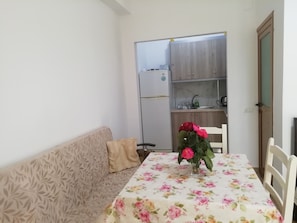 Studio, Balcony | Private kitchen | Coffee/tea maker, cookware/dishes/utensils - Apartaments skrapalli (Ksamil)