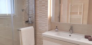 Suihku, hiustenkuivaaja, pyyhkeet, vessapaperi