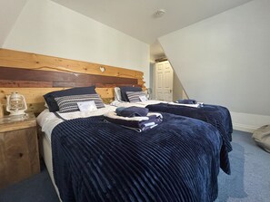 2 bedrooms, Egyptian cotton sheets, free WiFi, bed sheets - Pebbles. The Beach House, apartment in central Eastbourne with private parking (Eastbourne)