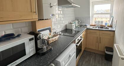 Pebbles. The Beach House, apartment in central Eastbourne with private parking