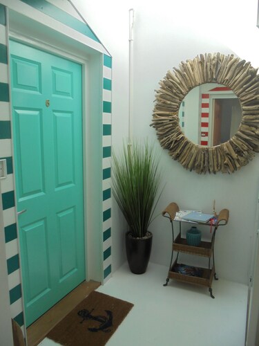 Pebbles. The Beach House, apartment in central Eastbourne with private parking