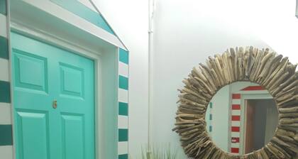 Pebbles. The Beach House, apartment in central Eastbourne with private parking