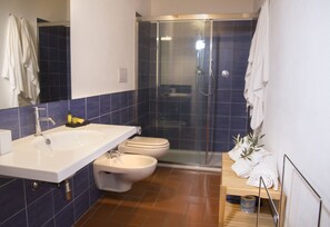 Apartment, 1 Bedroom (Blu) | Bathroom | Shower, rainfall showerhead, free toiletries, bidet - Poggio Agli Ulivi Agriturismo (Piombino)