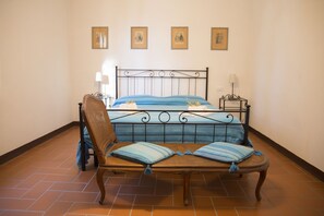 Down duvets, blackout curtains, soundproofing, free cots/infant beds - Poggio Agli Ulivi Agriturismo (Piombino)