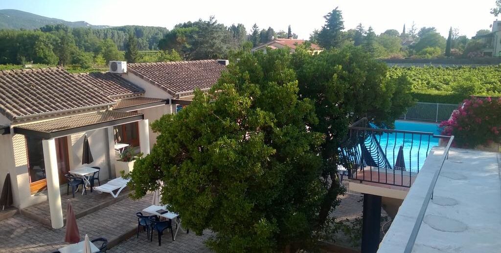 تناول الطعام بالخارج