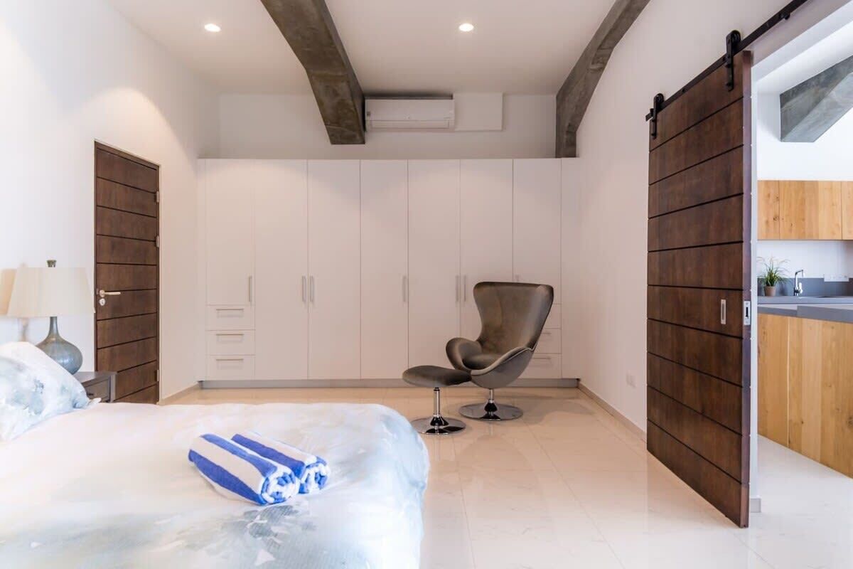 1 habitación, tabla de planchar con plancha, wifi y ropa de cama 