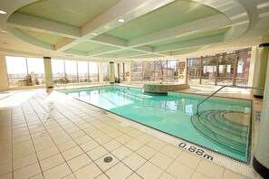 Indoor pool - Sarkar Suites - 3888 Duke of York Blvd (Mississauga)