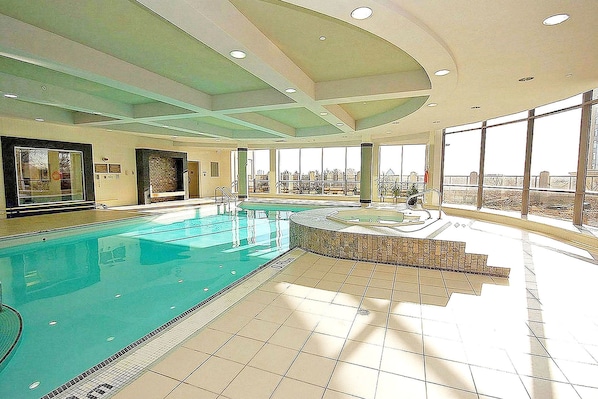 Indoor pool - Sarkar Suites - 3888 Duke of York Blvd (Mississauga)