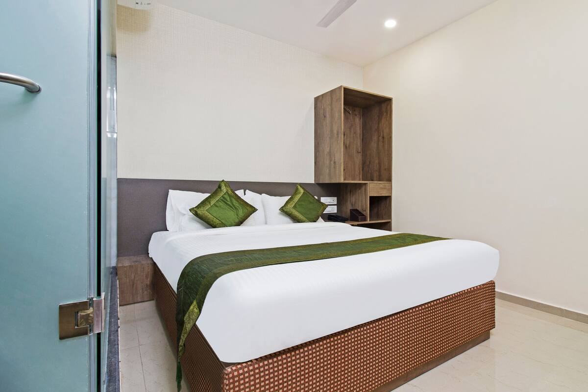 Basic Room, Multiple Beds | Iron/ironing board, rollaway beds, free WiFi, bed sheets