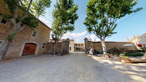 Domaine Paul Huc, the Stable, upscale apartment with pool