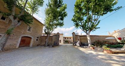 Domaine Paul Huc, the Stable, upscale apartment with pool
