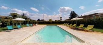 Domaine Paul Huc, the Stable, upscale apartment with pool