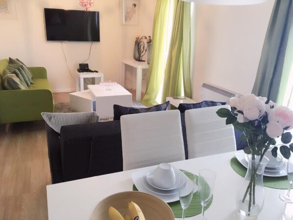 Living area - Charimore Executive Apartment (London)