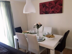 Apartment, 2 Schlafzimmer | Essbereich im Zimmer