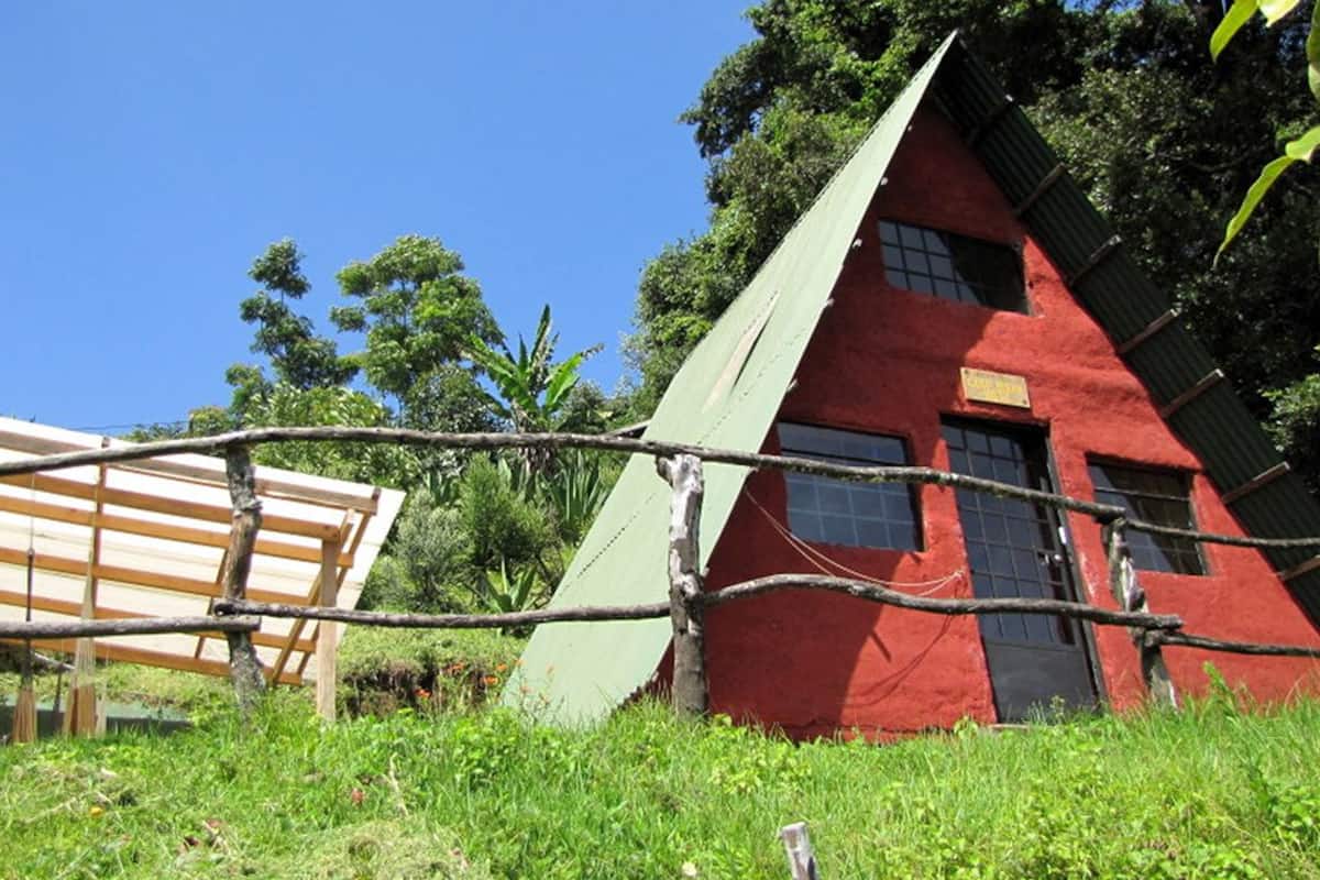 Cabaña familiar, varias camas, baño privado | Escritorio y ropa de cama