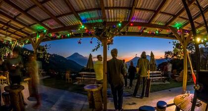 Earth Lodge - Hostel