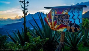 Property entrance - Earth Lodge - Hostel (Antigua Guatemala)