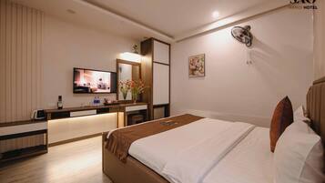 Deluxe-Doppelzimmer, Stadtblick | Minibar, Schreibtisch, schallisolierte Zimmer, kostenloses WLAN