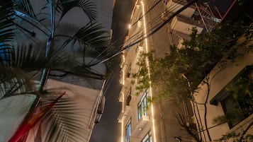 Fassade der Unterkunft – Abend/Nacht