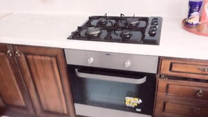 House, 3 Bedrooms | Private kitchen | Fridge, microwave, oven, stovetop - Abbey Wood Leisure House (London)