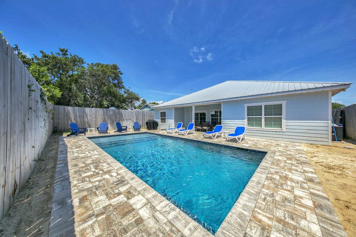 Living The Beach Life- 4BR/2BA, Sleeps 12, Huge Private Pool...