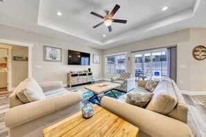 Smart TV, DVD player, table tennis - Living The Beach Life- 4BR/2BA, Sleeps 12, Huge Private Pool... (Panama City Beach)