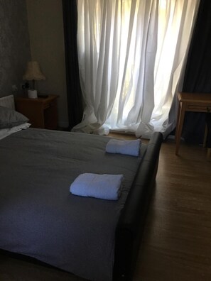 Tabla de planchar con plancha, wifi gratis y ropa de cama 